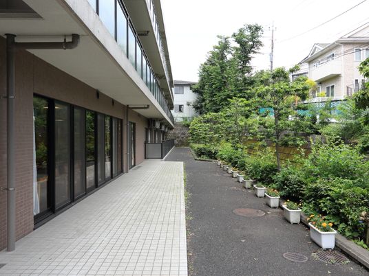 施設の庭付き廊下