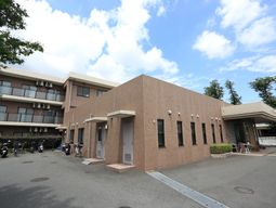赤茶けた建物と青空