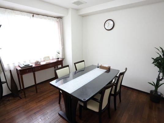 明るい食堂のテーブルセット