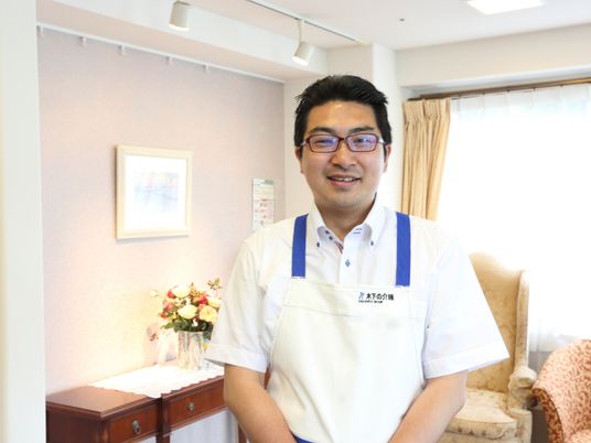 笑顔のスタッフと落ち着いた居室