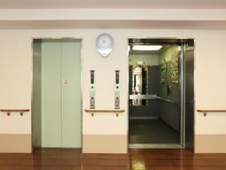 エレベーターと開いた扉