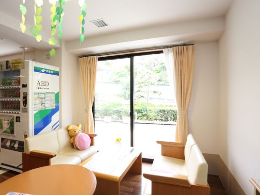 明るい窓辺のリビング