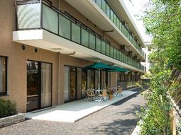 明るい施設のエントランス