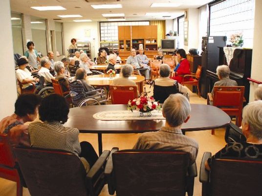 共有スペースでくつろぐ人々