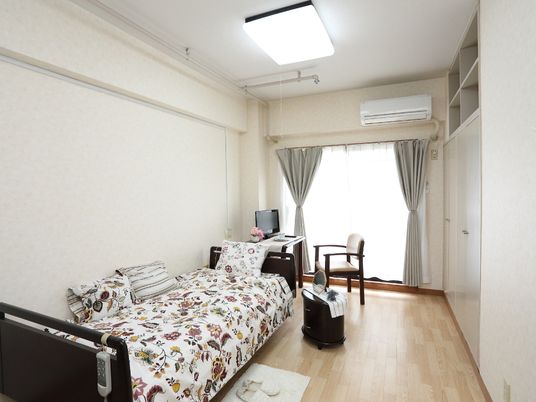 明るく広々とした居室