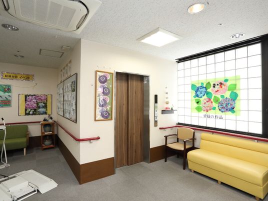 和風の窓とソファのロビー