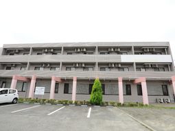 灰色の建物と駐車場