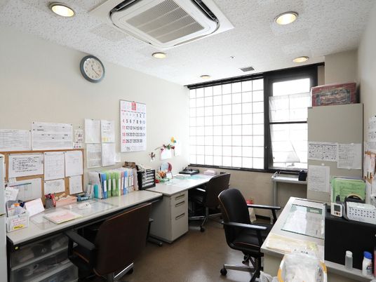 明るいオフィスの一角