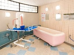 バリアフリーの清潔な浴室