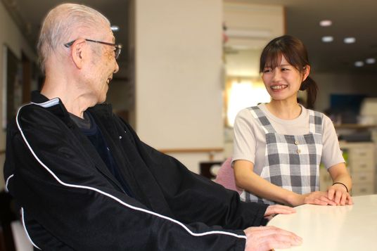 笑顔のスタッフと利用者の様子