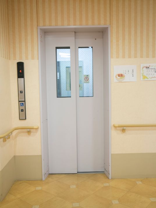 清潔なエレベーター前