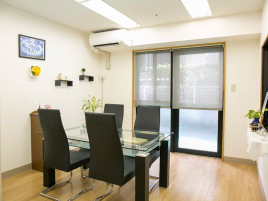 明るい食事スペース