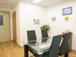 清潔な会議室の一角