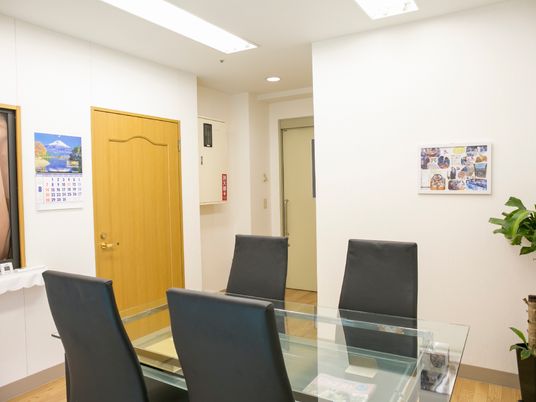 清潔な会議スペース