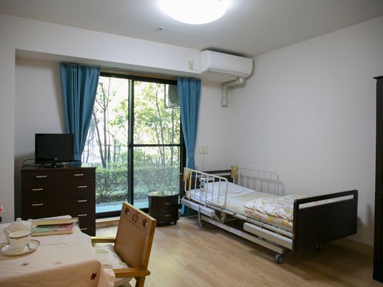 窓とベッドのある居室