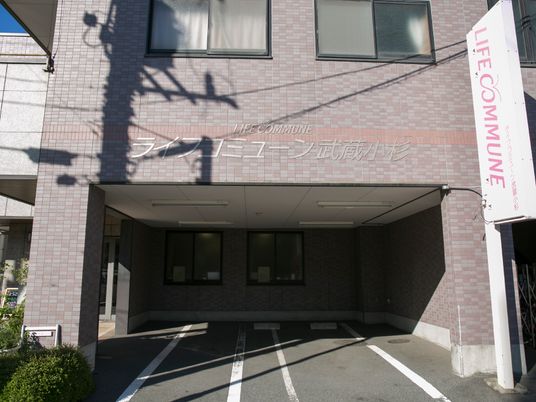 明るいエントランスの様子