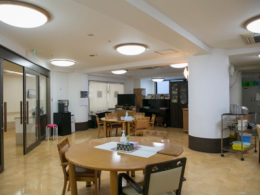 共有スペースの明るい部屋