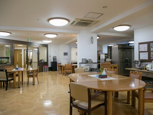 明るい施設の食堂