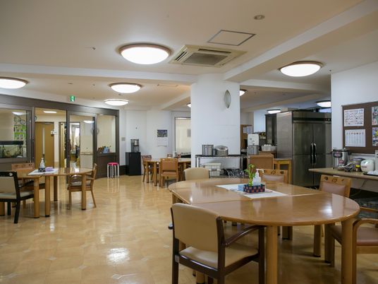 明るい施設の食堂