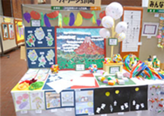 多彩な手工芸品の展示コーナー