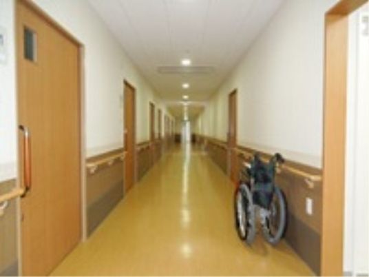 廊下に車椅子が置かれた様子
