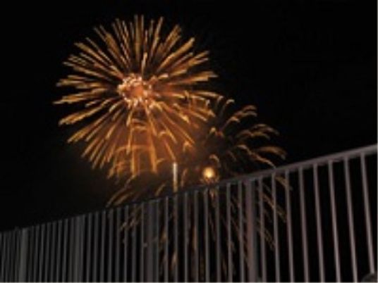 夜空の花火と手すり
