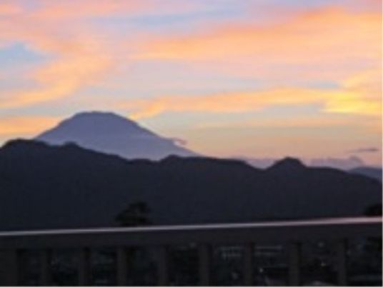 夕焼けと山のシルエット