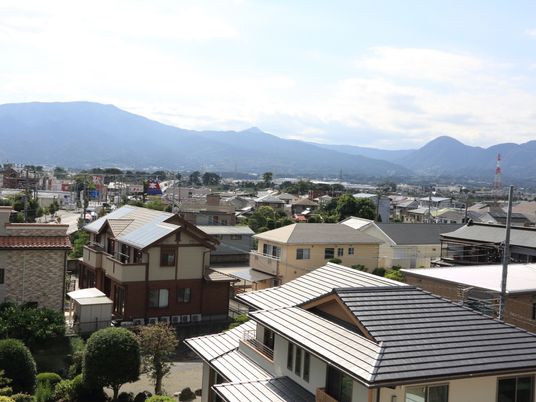 山並みの見える屋上景色