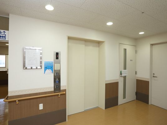 清潔な廊下と掲示物