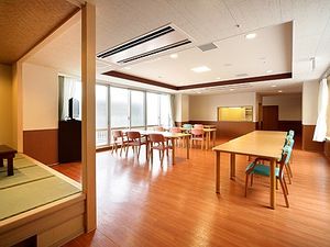 明るい和室と食堂  
