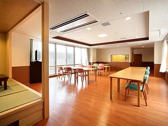 明るい和室と食堂  