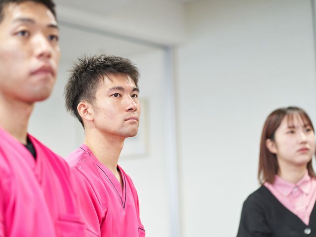 スタッフイメージ スタッフイメージ 3人のスタッフが真剣に議論をしています。協力的で連携の取れた職場環境です。