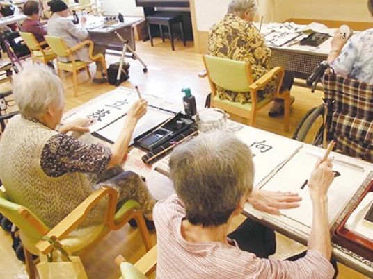 書道を楽しむ人々の多目的室