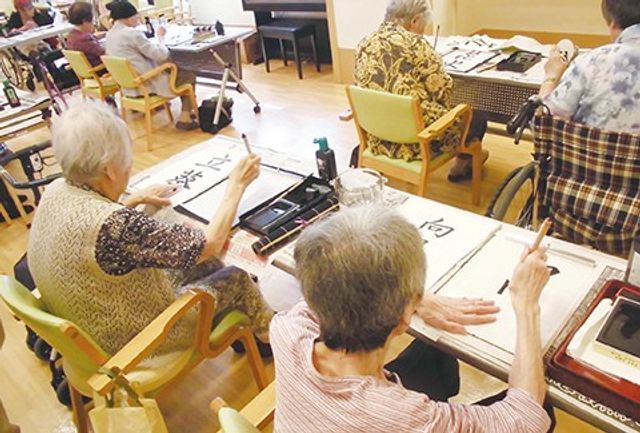書道を楽しむ人々の多目的室 多目的室 ゆったりとした空間で、書道を楽しむ姿が見られます。会話も弾み、交流が広がる機会が持てます。