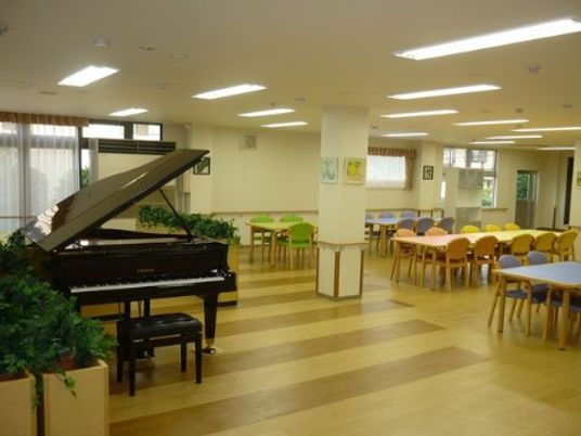 広い明るい食堂