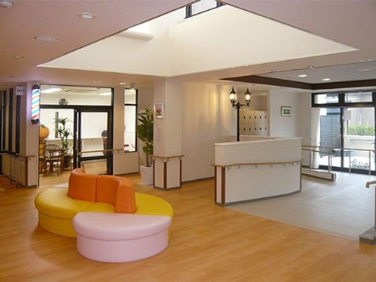 受付と待合スペースの内観