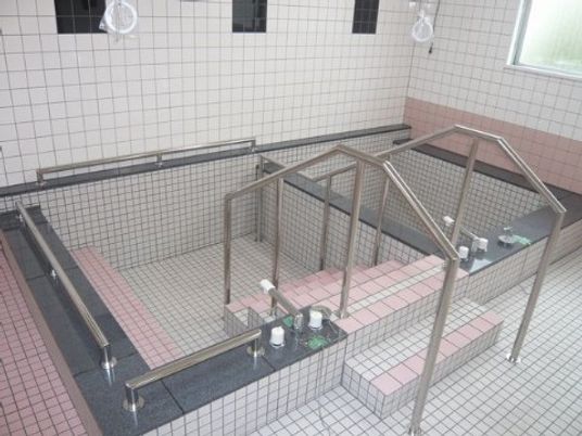 バリアフリー設計の浴室