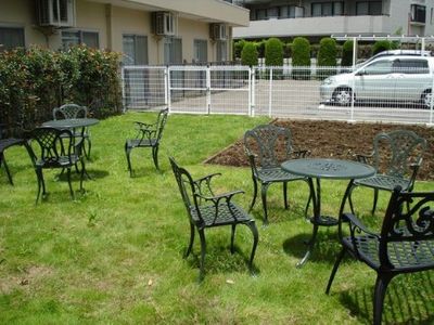 青草の庭とアイアンテーブル