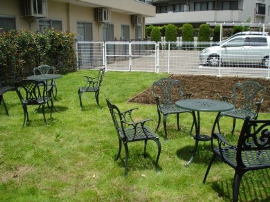 青草の庭とアイアンテーブル