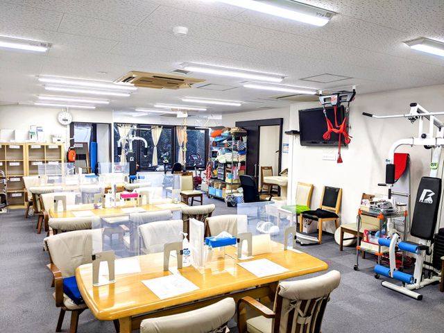 機能的な訓練室 機能訓練室 開放的で明るい訓練室です。必要な設備が揃っており、利用者が快適に過ごせます。