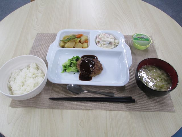 美味しそうな料理の配膳 食堂 栄養バランスの取れたメニューが揃う食堂です。入居者の健康を第一に考えた食事を提供しています。