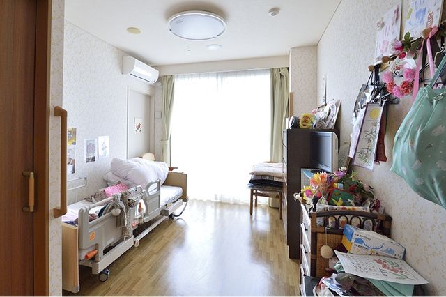 明るい居室 居室 自然光がたっぷり入る居室です。くつろげる空間でお仕事がしやすい環境が整っています。
