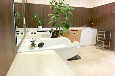 落ち着いた色調の理美容室