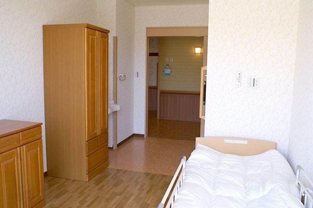 明るい居室 居室 自然光が差し込む明るい部屋で、落ち着いた空間です。快適に過ごせる設備が整っています。