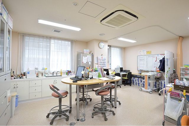 広々としたスタッフルーム スタッフイメージ   自然光が入る明るい空間です。広々としており、作業効率を高める環境が整っています。