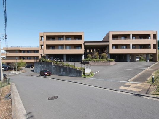 落ち着いた外観の建物  