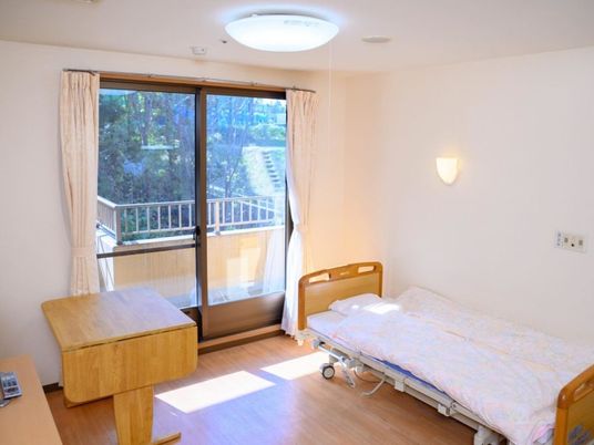 明るい居室のベッド  