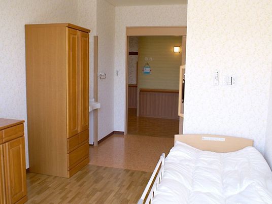居室のベッド脇の室内  