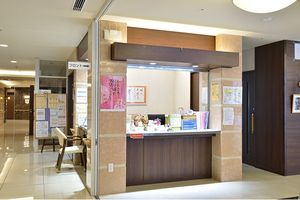 明るく開放的な受付