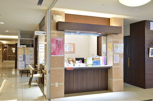 明るく開放的な受付